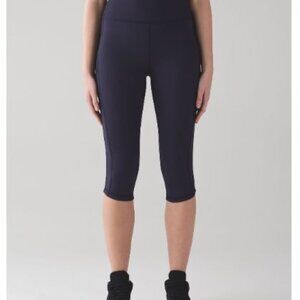 Lululemon ladies navy blue squad goals cropped Leggings sz 4